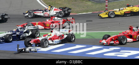 (Afp) - Le pilote de Formule 1 Mark Webber de BMW-Williams, l'allemand Ralf Schumacher de Toyota et son frère Michael Schumacher de Ferrari (AVANT L-R) et beaucoup d'autres voitures sont impliquées dans l'accident après le début du Grand Prix d'Europe à la piste Grand Prix allemand Nuerburgring dans Nuerburg, Allemagne, 29 mai 2005. Banque D'Images