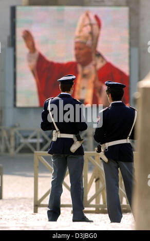 (Afp) - Des agents de police se tenir en face de la Place Saint Pierre où plusieurs milliers de croyants de longues queues devant la Basilique Saint Pierre au Vatican, État de la Cité du Vatican, 5 avril 2005. Plusieurs milliers de personnes de partout dans le monde participeront à ici les funérailles de Jean-Paul II le 8 avril. Parmi les personnes en deuil sont plus de 200 chefs d'Etat et de gouvernement de l'al Banque D'Images