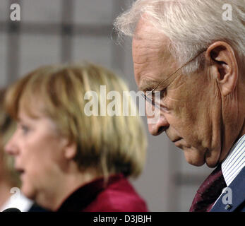 (Afp) - Angela Merkel, présidente du parti d'opposition de l'Allemagne, CDU et Edmund Stoiber, président de la CSU et Premier Ministre du Land allemand de Bavière, photographié au cours d'une conférence de presse à Berlin, Allemagne, 17 mars 2005. Banque D'Images