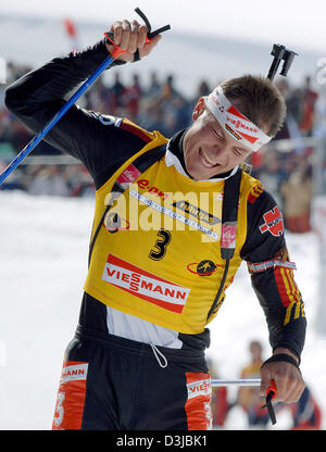 (Afp) - biathlète Allemand Sven Fischer célèbre en franchissant la ligne d'arrivée pour gagner la médaille d'argent dans l'épreuve du 15 km départ groupé événement au Championnats du monde de biathlon à Hochfilzen, en Autriche, le 13 mars 2005. Ole Einar Bjoerndalen de Norvège a remporté la course. Banque D'Images