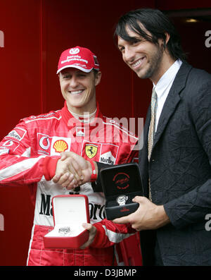 (Afp) - L'Allemand pilote de Formule 1 Michael Schumacher (Ferrari) rencontre Australian médaille d'or olympique de natation Ian Thorpe (R) en tant qu'ils présentent un ensemble de montres se serrer la main sur le circuit du Grand Prix de l'Albert Park, Melbourne, Australie, 05 mars 2005. Banque D'Images