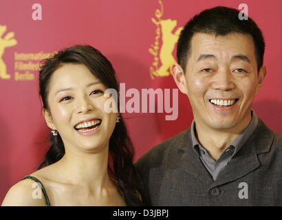 (Afp) - L'actrice chinoise Zhang Jingchu et réalisateur chinois GU Changwei sourire alors qu'ils présentent leur nouveau film 'Peacock' au Festival du film de la Berlinale à Berlin le vendredi, 18 février 2005. La production chinoise raconte l'histoire de trois frères dont le destin représentent un extrême de l'homme dans le contexte de la période après la Révolution Culturelle en Chine à la fin des années 1970. Banque D'Images
