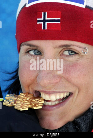 (Afp) - la Norvège dans son Bjoergenbits Marit gold medla durant la cérémonie de remise des prix après avoir remporté le Women's à 30 kilomètres de ski de fond à l'événement de championnat du monde de ski nordique à Oberstdorf, Allemagne, 26 février 2005. Bjoergen remporte trois médailles d'or, deux d'argent et une Médaille de bonze marquant le plus grand succès sportif dans les championnats du monde de cette année. Banque D'Images