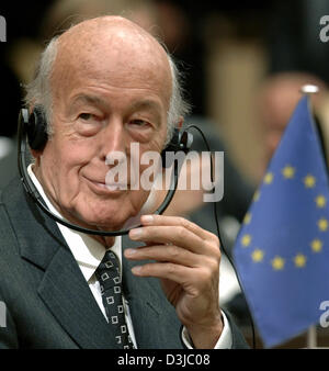 (Afp) - L'ancien président français Valéry Giscard d'Estaing porte un casque d'tandis qu'il écoute au cours d'une réunion du Bundesrat, chambre haute du parlement allemand, à Berlin, le vendredi, 27 mai 2005. Giscard d'Estaing, qui était en tête de la convention qui a élaboré la constitution, a pris part à titre de conférencier invité à la réunion concernant le vote de la chambre haute sur l'con Banque D'Images