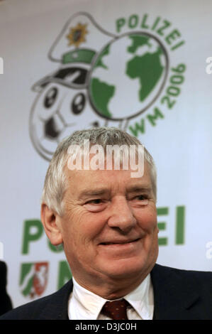 (Afp) - Le ministre allemand de l'intérieur Otto Schily sourit lors d'une conférence de presse le seccurity questions et la Coupe du Monde de football à l'Arena AufSchalke en Allemagne, le 14 mai 2005. Le ministre présentera les résultats de la conférence du SPD régie états fédéraux dans Gelsenskirchen. Banque D'Images