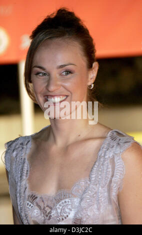 (Afp) - L'ancien vainqueur de Wimbledon SUISSE Martina Hingis arrive pour le 'Golden Camera' cérémonie de remise des prix à Berlin, Allemagne, 9 février 2005. Le prix annuel par la télévision allemande et cinema magazine 'Hoerzu" (écouter) a été décerné pour la 40e fois. Environ 1 200 personnalités ont été invités au gala. Banque D'Images