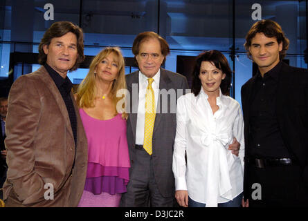 (Afp) - L'actrice nous Goldie Hawn (2e à partir de L), son compagnon de longue date et collègue Kurt Russell (L), film suisse producteur Arthur Cohn (C), l'actrice allemande Iris Berben et star du tennis suisse Roger Federer (R) poser après l'enregistrement de la "Johannes B. Kerner' talk show à Berlin, Allemagne, 9 février 2005. Au centre de la 600ème édition de l'exposition, qui sera diffusé à l'Allemand te Banque D'Images