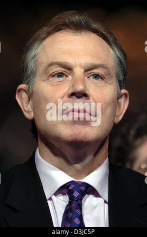 (Afp) - Le Premier ministre britannique Tony Blair a l'air concentré comme il assiste à la présentation publique du nouvel Airbus A380, le plus grand avion de passagers, sur le site de production à Toulouse, France, 18 janvier 2005. Banque D'Images