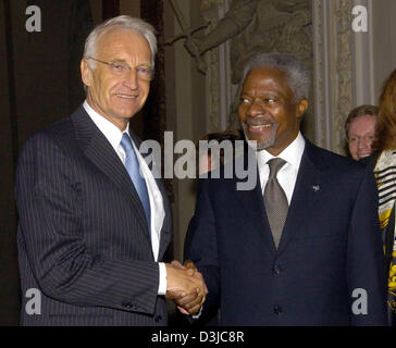 (Afp) - Edmund Stoiber (L), Premier Ministre de la Bavière se félicite le Secrétaire général de l'ONU Kofi Annan d'une poignée pour un dîner à la 41e Conférence de Munich sur la politique de sécurité à Munich, Allemagne, 12 février 2005. Banque D'Images