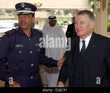 (Afp) - Saad bin Jassim Al Khulaifi (L), chef de la sécurité de l'intérieur du Qatar, les placiers Otto Schily (R), Ministre allemand de l'intérieur, à l'entrée du ministère de l'Intérieur à Doha, Qatar, 13 février 2005. Schily a signé un accord de sécurité et pris sur la formation des policiers irakiens par la police fédérale allemande aux Emirats arabes unis (EAU) au cours de ses trois jours Banque D'Images