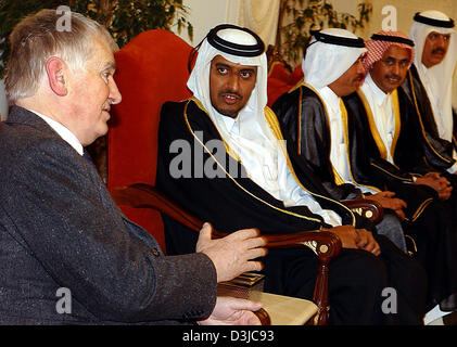 (Afp) - Otto Schily (R), Ministre allemand de l'intérieur, parle de Cheikh Hamad Bin Nasser Al Thami (2e à partir de L) après son arrivée à l'aéroport de Doha, Qatar, 12 février 2005. Schily a signé un accord de sécurité et pris sur la formation des policiers irakiens par la police fédérale allemande aux Emirats arabes unis (EAU) au cours de sa visite de trois jours au Qatar, Bahreïn et les ÉMIRATS ARABES UNIS Banque D'Images