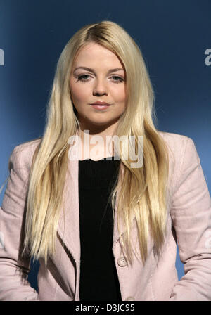 (Afp) - La chanteuse allemande Annett Louisan dans une photo prise à l'écart d'une émission de télévision à Leipzig, Allemagne, 11 février 2005. Le 27-year-old singer chante en allemand et a eu son premier succès avec le single 'Das Spiel' (le jeu). Banque D'Images