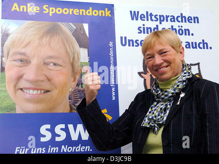 (Afp) - Anke Spoorendonk, premier candidat de l'association des électeurs du Schleswig du sud (SSW), sourit et lui donne un coup de pouce alors qu'elle pose devant son affiche électorale à Kiel, Allemagne, 16 février 2005. Avant la prochaine élection de l'État de Schleswig-Holstein, le 20 février 2005, la SSW reste libre des cinq pour cent de l'article obligatoire pour les partis politiques. Le gouvernement fédéral Con Banque D'Images