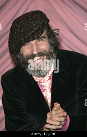 (Afp) - L'acteur irlandais Daniel Day-Lewis sourit avant de recevoir le Goldene Kamera award d'honneur à l'Zoo-Palast à Berlin, Allemagne, 15 février 2005. Le prix a été présenté lors de la présentation de son nouveau film 'The Ballad of Jack and Rose" qui est présenté à la Berlinale Filmfestival à Berlin, Allemagne. Le film, réalisé par Day-Lewis' femme Rebecca Miller, aroun centres Banque D'Images