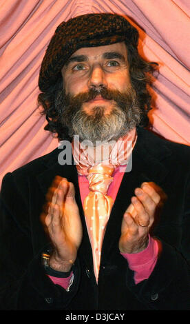 (Afp) - L'acteur irlandais Daniel Day-Lewis sourit et applaudit avant de recevoir le Goldene Kamera award d'honneur à l'Zoo-Palast à Berlin, Allemagne, 15 février 2005. Le prix a été présenté lors de la présentation de son nouveau film 'The Ballad of Jack and Rose" qui est présenté à la Berlinale Filmfestival à Berlin, Allemagne. Le film, réalisé par Day-Lewis' femme Rebecca Miller, Banque D'Images