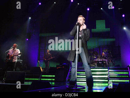 (Afp) - Le chanteur irlandais Ronan Keating joue sur la scène pendant le premier concert de sa tournée allemande à l'Colorline-Arena à Hambourg, Allemagne, 15 février 2005. Le 27-year-old artiste se produit non seulement des chansons de son album actuel '10 ans de hits' mais aussi des chansons de son temps avec l'boygroup Boyzone. Banque D'Images