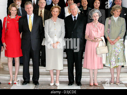 (Afp) - Les femmes enceintes La Princesse Mathilde, le Prince Philippe la Reine Paola, le Roi Albert Reine mère Fabiola et la Princesse Astrid de Belgique posent pour les photographes avant un déjeuner au Palais de Laeken à Bruxelles, Belgique, 24 mai 2005. (Pays-bas) Banque D'Images