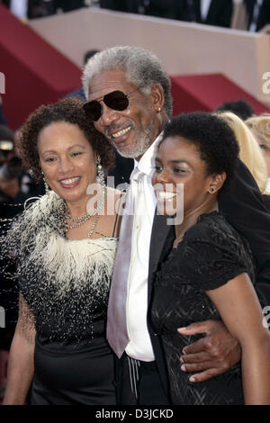 (Afp) - L'acteur américain Morgan Freeman (C) arrive avec sa femme (L) et sa fille (R) pour la projection de son film "Les trois enterrements de Melquiades Estrada" par l'acteur et réalisateur américain Tommy Lee Jones au 58ème Festival International du Film à Cannes, France, 20 mai 2005. Banque D'Images