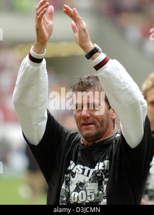 (Afp) - L'entraîneur-chef de l'Eintracht Frankfurt Friedhelm Funkel claps de main après sa victoire 3-0 contre l'équipe de Wacker Burghausen dans le deuxième match de Bundesliga à la Commerzbank Arena de Francfort-sur-Main, Allemagne, 22 mai 2005. La victoire a assuré la promotion de Francfort en Allemagne, la division de football. Banque D'Images