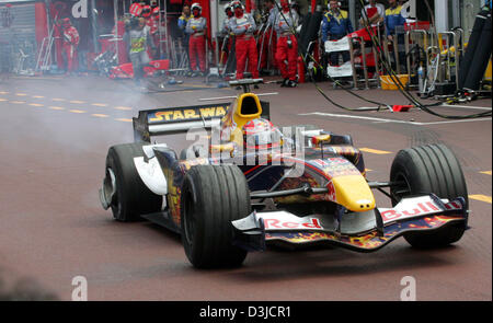 (Afp) - L'Italien Vitantonio Liuzzi pilote de Formule 1 de Red Bull Racing durs grâce à la voie des stands avec un pneu à plat pendant le Grand Prix de Monaco à Monte Carlo, Monaco, 22 mai 2005. Banque D'Images