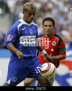 (Afp) - Hertha BSC Berlin's pro soccer Marcelinho brésilien se bat avec Hanovre 96's Jiri Lala (L-R) pour la balle durant leur Bundesliga match au Stade Olympique de Berlin, Allemagne, 21 mai 2005. Banque D'Images