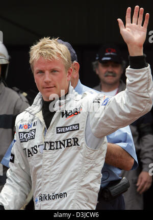 (Afp) - pilote de formule 1 finlandais Kimi Raikkonen de McLaren Mercedes accueille son fans après la première session de formation du Grand Prix de Monaco à Monte Carlo, Monaco, dimanche 21 mai 2005. Raikkonen a réussi le meilleur temps de la première séance de qualification. Banque D'Images