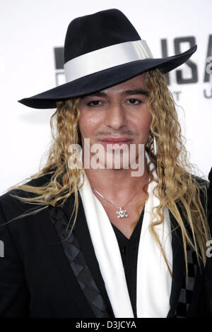 (Dpa) - designer John Galliano assiste à l'amfAR Cinema Against AIDS Party '2005' lors de la 58e Festival International du Film de Cannes à Mougins, France, 19 mai 2005. Banque D'Images