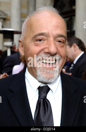 (Afp) - L'auteur brésilien Paulo Coelho sourit comme il arrive pour la cérémonie de remise des prix de la chambre de commerce de Hambourg, Allemagne, 19 mai 2005. Coelho a reçu la "Goldene Feder' (golden feather) prix dans la catégorie 'prix honorifique', qui est attribué par l'Heinrich-Bauer maison d'édition. Banque D'Images