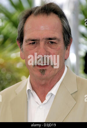 (Afp) - le réalisateur et acteur américain Tommy Lee Jones lors d'une photo appel à son nouveau film "Les trois enterrements de Melquiades Estrada" par l'acteur et réalisateur américain Tommy Lee Jones au 58ème Festival International du Film à Cannes, France, 20 mai 2005. Son film en compétition cette année. Banque D'Images