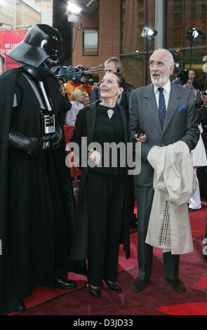 (Afp) - L'acteur Britannique Christopher Lee (R) et son épouse Brigit (C) tenir à côté d'un lit d''habillé comme Dark Vador qu'ils arrivent pour la première du nouveau 'Star Wars Episode 3 - La Revanche des Sith' à Berlin, 17 mai 2005. Centaines de fans ont assisté à l'événement. La volonté a été officiellement publié dans le monde le jeudi 19 mai 2005 et comble le fossé entre le premier Star Wars film bof Banque D'Images