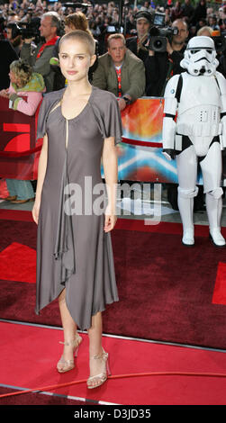 (Afp) - L'actrice Natalie Portman nous arrive pour la première de la nouvelle "Star Wars Episode 3 - La Revanche des Sith' à Berlin, 17 mai 2005. Centaines de fans ont assisté à l'événement. Le film a été officiellement publié dans le monde le jeudi 19 mai 2005 et comble le fossé entre le premier film Star Wars à partir de 1977 et les derniers épisodes qui ont été diffusés dans les salles de cinéma depuis 1999. Banque D'Images