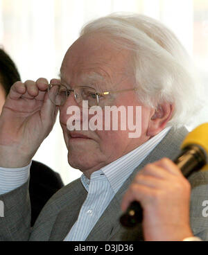 (Afp) - Wolfgang Wagner, chef du Festival de Bayreuth, assiste à l'assemblée générale de l'association Mécénat 'Freunde von Bayreuth" à Bayreuth, Allemagne, mercredi, 27 juillet 2005. Wolfgang Wagner a approuvé la poursuite de l'intérêt des artistes à collaborer dans le Festival de Bayreuth. Il a déclaré, que les solistes va chanter pour la moitié de leurs frais habituels et qu'il était reconnaissant que t Banque D'Images