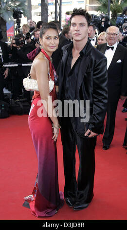 (Afp) - L'Acteur Jonathan Rhys-Meyers arrive avec l'accompagnement des femmes non identifiées lors d'une fête à l'occasion de la première du film 'Star Wars Episode 3 - La Revanche des Sith" au 58ème Festival International du Film à Cannes, France, 15 mai 2005. Banque D'Images