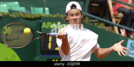 (Afp) - tennis pro argentin Guillermo Coria frappe un coup droit dans son match contre le français Michael Llodra au World Team Cup à Düsseldorf, Allemagne, 16 mai 2005. Le match s'est terminé 6-1, 6-4 pour l'Argentin. Celui-ci conduit par la France sur l'Argentine 2-0. Banque D'Images