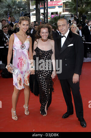 (Afp) - Caroline Gruosi-Scheufele (M), designer en chef de Chopard, mari Fawaz Gruosi, bijoutier et fondateur de l''De Grisogono'-marques arrivent avec leur fille à la première du film 'Match Point' à la 58e Festival International du Film à Cannes, France, 12 mai 2005. Banque D'Images