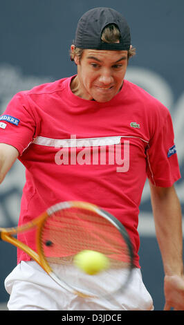 (Afp) - Le français Richard Gasquet tennis pro indemnité (18) retourne la balle durant son match de second tour contre le médaillé olympique Nicolas Massu chilien au tournoi de tennis ATP Master à Hambourg, Allemagne, 11 mai 2005. Gasquet a remporté le match 2-6. 6-2 et 6-2. Banque D'Images