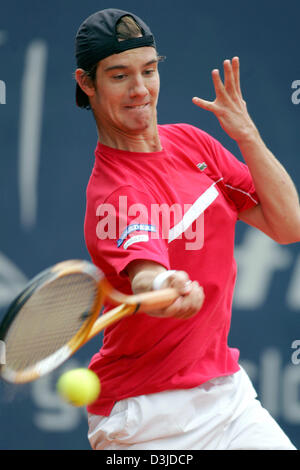 (Afp) - Le joueur de tennis français Richard Gasquet joue un coup droit lors du match contre le joueur de tennis slovaque Hrbaty lors de la Tennis Masters de Hambourg (Allemagne), le jeudi, 12 mai 2005. Gasquet a remporté le match 6-1 et 6-2. Banque D'Images