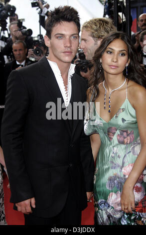 (Afp) - L'Acteur Jonathan Rhys-Meyers apparaît avec sa petite amie pour la première de son nouveau film 'Match Point' à la 58e Festival International du Film à Cannes, France, 12 mai 2005. Banque D'Images