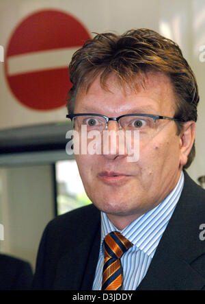 (Afp) - vendeur d'assurance Heinz Martin Kuebler (44) apparaît souriant à la Cour de district de Cologne, Allemagne, le vendredi 13 mai 2005. Kuebler est allégué d'inventer des services et entreprises les passeports dans le soi-disant trafiquant personnes procès. L'Ukrainian co-défendeur de Kuebler est déjà condamné à cinq ans de prison. Banque D'Images