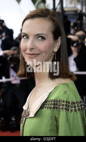 (Afp) - L'actrice française Carole Bouquet sourire alors qu'elle arrive pour le 58ème Festival International du Film à Cannes, France, 11 mai 2005. Banque D'Images