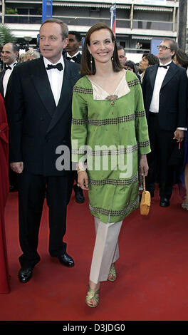 (Afp) - L'actrice française Carole Bouquet (R) sourit à l'arrivée pour le 58ème Festival International du Film à Cannes, France, 11 mai 2005. Banque D'Images