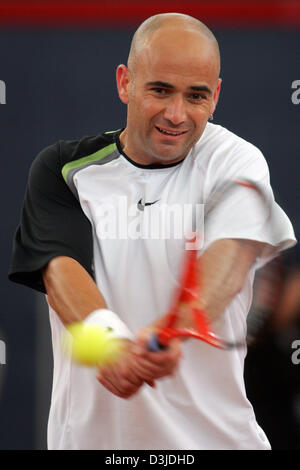 (Afp) - tennis pro américain Andre Agassi joue un revers au cours de son premier match contre l'espagnol Feliciano Lopez à l'ATP Masters de Hambourg, Allemagne, 10 mai 2005. Agassi a perdu contre l'indemnité espagnol 6-2, 7-6 (7-5). Banque D'Images