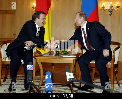 (Afp) - Le Chancelier allemand Gerhard Schroeder (L), serre la main avec le président russe Vladimir Poutine pour le remercier de l'invitation à la cérémonie de commémoration du 60ème anniversaire de la fin de la Seconde Guerre mondiale à Moscou, Russie, 09 mai 2005. Le chancelier Schröder est le premier chef de l'Etat allemand de participer aux célébrations et ensemble avec le président Poutine a rencontré wit Banque D'Images