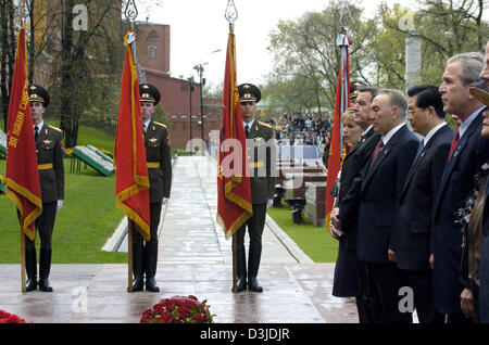 (Afp) - (de g) Doris Schroeder-Koepf, son mari le chancelier allemand Gerhard Schroeder, le Président du Kazakhstan Nursultan Nazarbayev, le président chinois Hu Jintao et le président américain George W Bush se tenir à côté de l'autre pour une minute de silence à la tombe du soldat inconnu lors de la cérémonie de commémoration du 60ème anniversaire de la fin de la Seconde Guerre mondiale à Moscou, R Banque D'Images