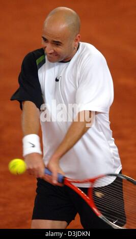 (Afp) - Le joueur de tennis Andre Agassi nous renvoie la balle avec un revers lors du match contre le joueur de tennis espagnol Lopez pendant le tournoi de tennis ATP à Hambourg, Allemagne, 10 mai 2005. Banque D'Images