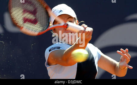 (Afp) - tennis Belge Justine Henin-Hardenne pro renvoie la balle avec force de l'adversaire, le Russe Nadia Petrova dans le Qatar Total Open allemand match final à Berlin, Allemagne, le 8 mai 2005. Henin-Hardenne remporte la finale contre le Russe Nadja Petrova 6-3, 4-6 et 6-3. Banque D'Images