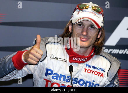 (Afp) - L'Italien Jarno Trulli pilote de Formule 1 de Toyota montre Thumbs up après la première habitation admissible session du Grand Prix d'Espagne à l'hippodrome de Formule 1 Circuit de Catalunya près de Barcelone en Espagne, Montelo, 7 mai 2005. Trulli a réussi le temps le plus rapide. Banque D'Images