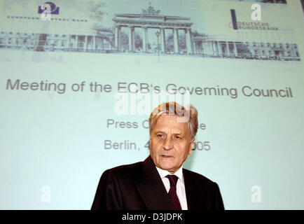 (Afp) - Jean-Claude Trichet, Président de la Banque centrale européenne (BCE), photographié au cours d'une conférence de presse après une réunion du conseil des gouverneurs de la BCE à Berlin, le 04 mai 2005. Le conseil de BCE s'est réuni pour la 11e fois à l'extérieur de Francfort. Banque D'Images