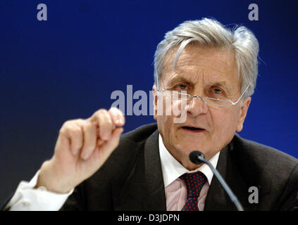 (Afp) - Jean-Claude Trichet, Président de la Banque centrale européenne (BCE), prend la parole lors d'une conférence de presse après une réunion du conseil des gouverneurs de la BCE à Berlin, le 04 mai 2005. Le conseil de BCE s'est réuni pour la 11e fois à l'extérieur de Francfort. Banque D'Images
