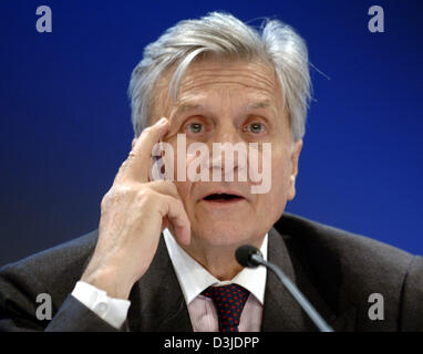 (Afp) - Jean-Claude Trichet, Président de la Banque centrale européenne (BCE), prend la parole lors d'une conférence de presse après une réunion du conseil des gouverneurs de la BCE à Berlin, le 04 mai 2005. Le conseil de BCE s'est réuni pour la 11e fois à l'extérieur de Francfort. Banque D'Images